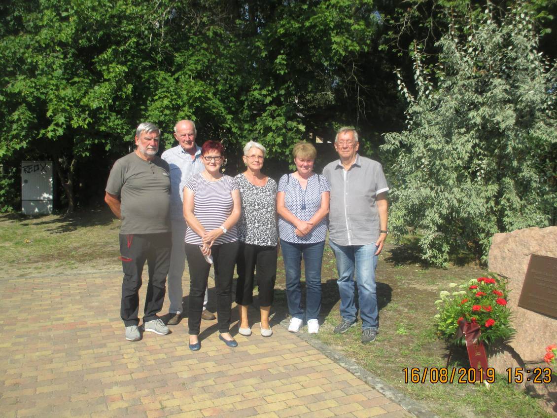 Gruppenbild mit Gedenkstein