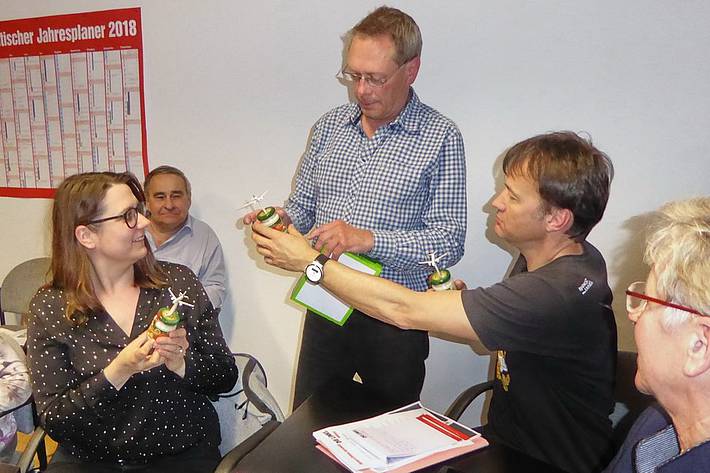 Michael Wippold übergibt Anja Mayer ein Geschenk