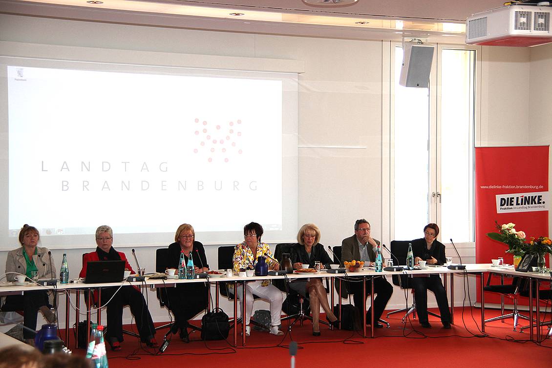 Konferenz in einem Besprechunsgraum mit Getränken auf den Tischen