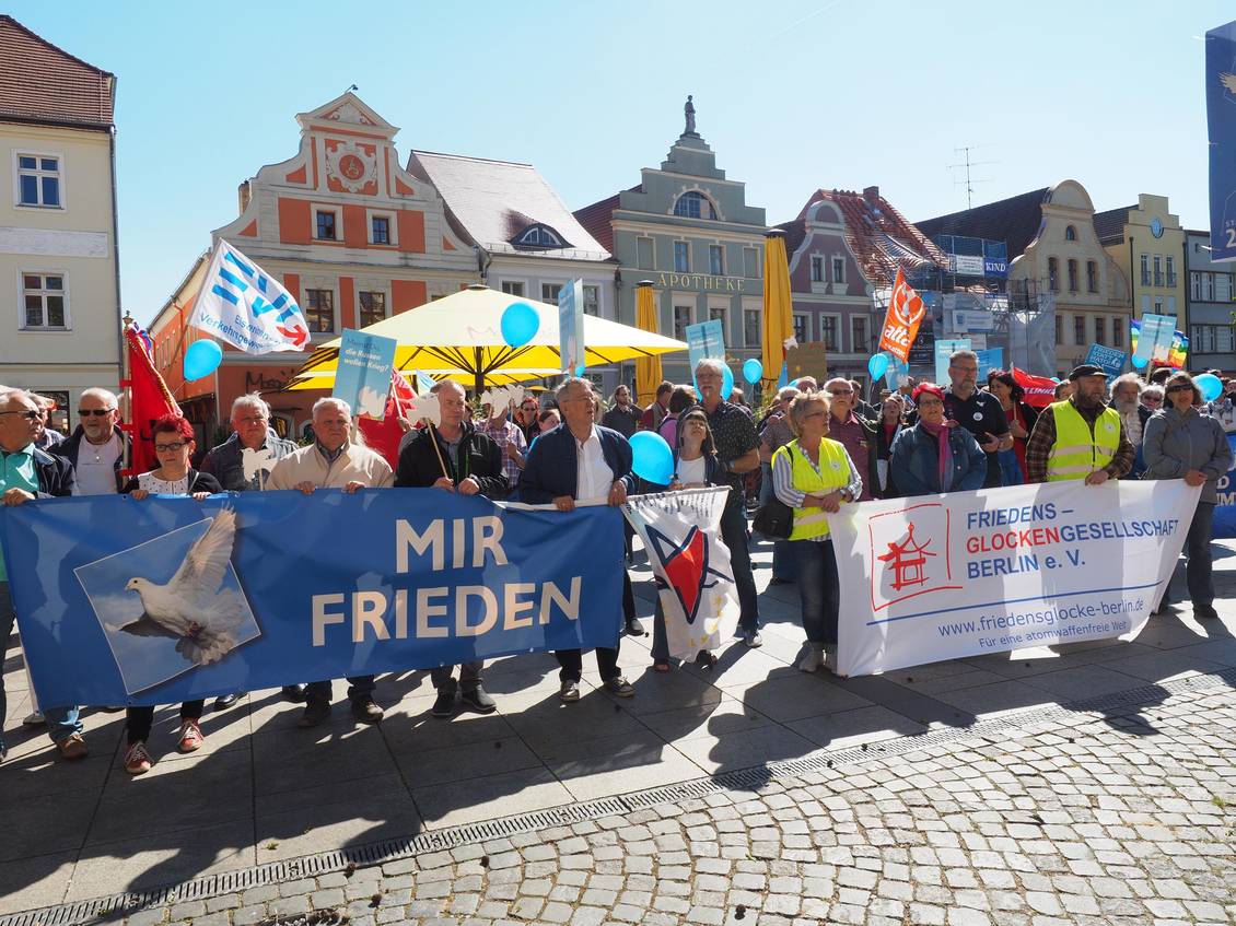 Demonstration mit Transparenten und Luftballons