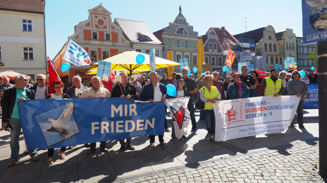 Demonstration mit Transparenten und Luftballons
