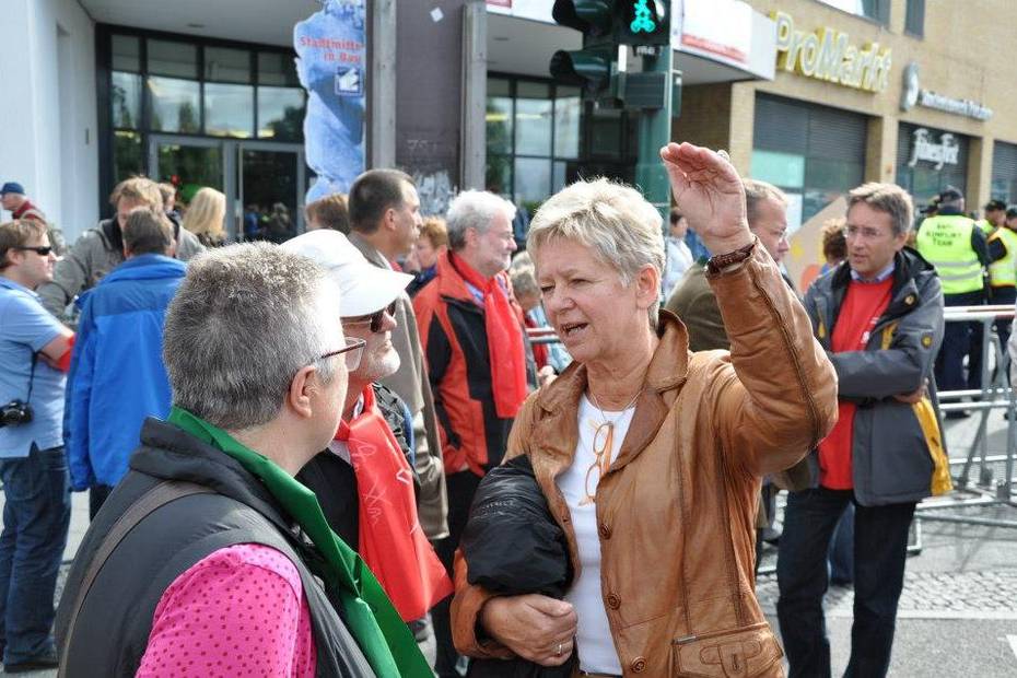 Anita Tack im Gespräch mit einem Mann und einer Frau