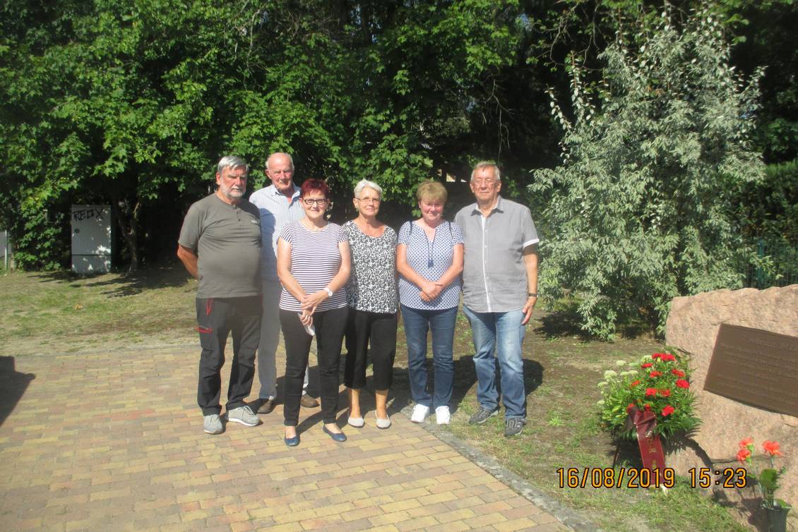 Gruppenbild mit Gedenkstein