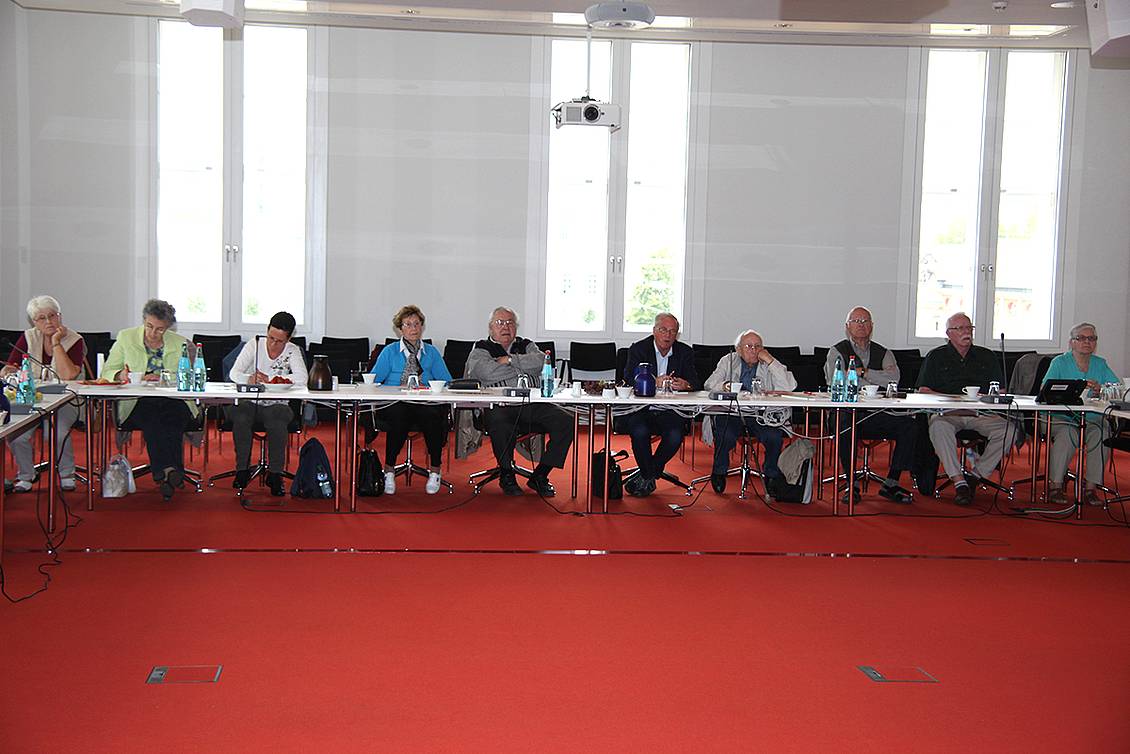 Konferenz in einem Besprechunsgraum mit Getränken auf den Tischen