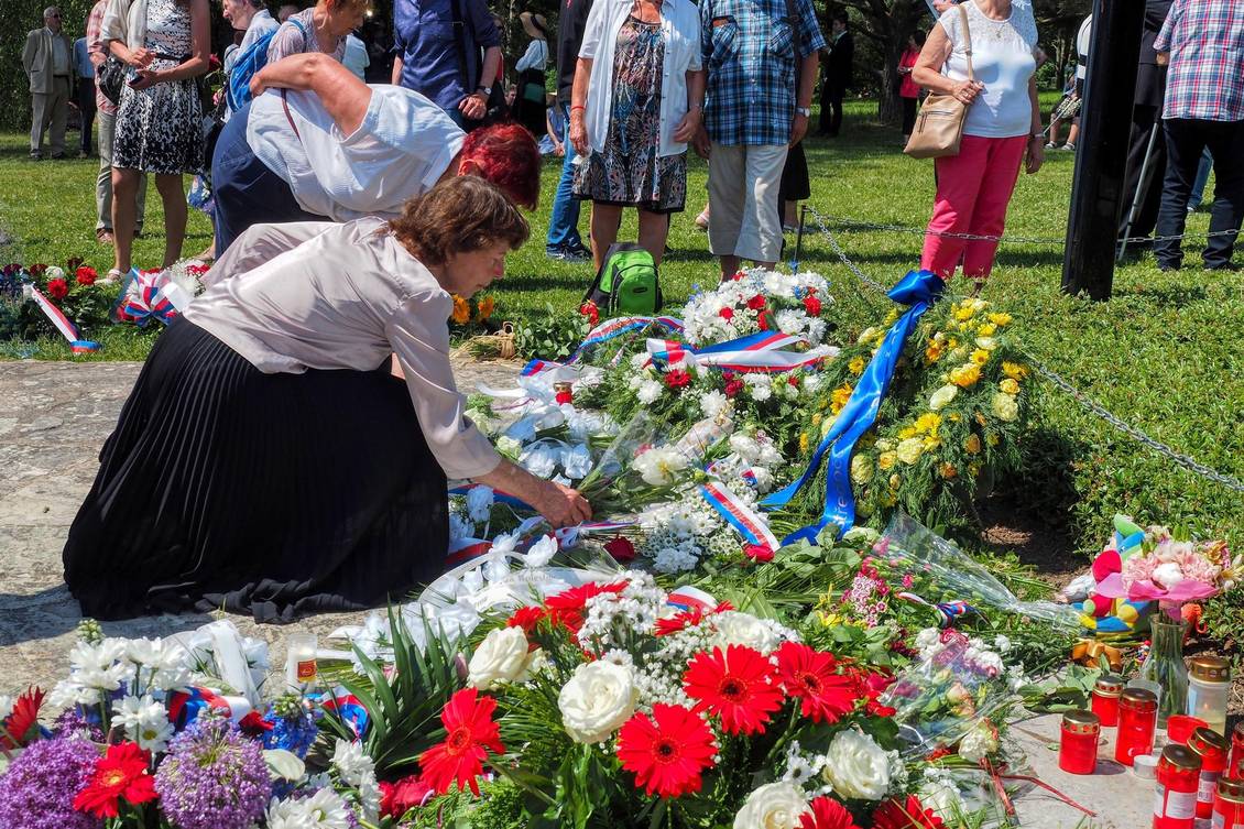 Sonja Newiak und Monika Schömmel legen Blumen nieder