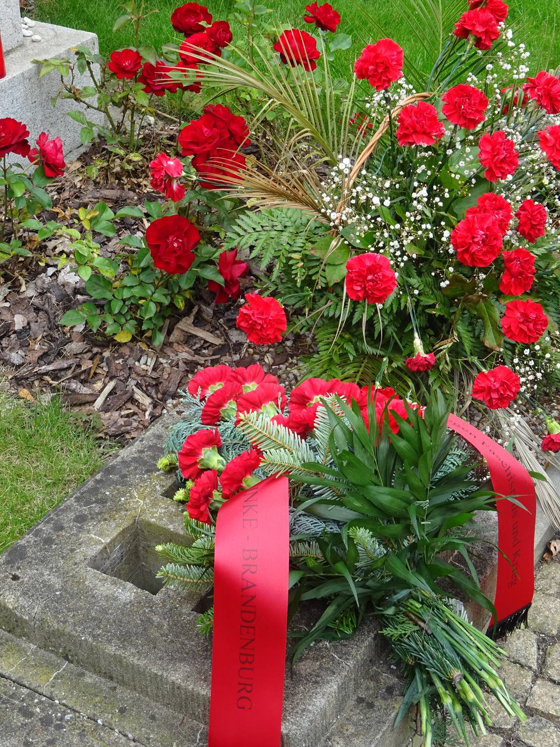 Blumengebinde aus roten Rosen mit Schleife