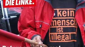 Jemand trägt ein T-Shirt mit dem Logo "Kein Mensch ist illegal" trägt und Schriftzug: "Refugees welcome!"