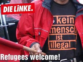 Jemand trägt ein T-Shirt mit dem Logo "Kein Mensch ist illegal" trägt und Schriftzug: "Refugees welcome!"