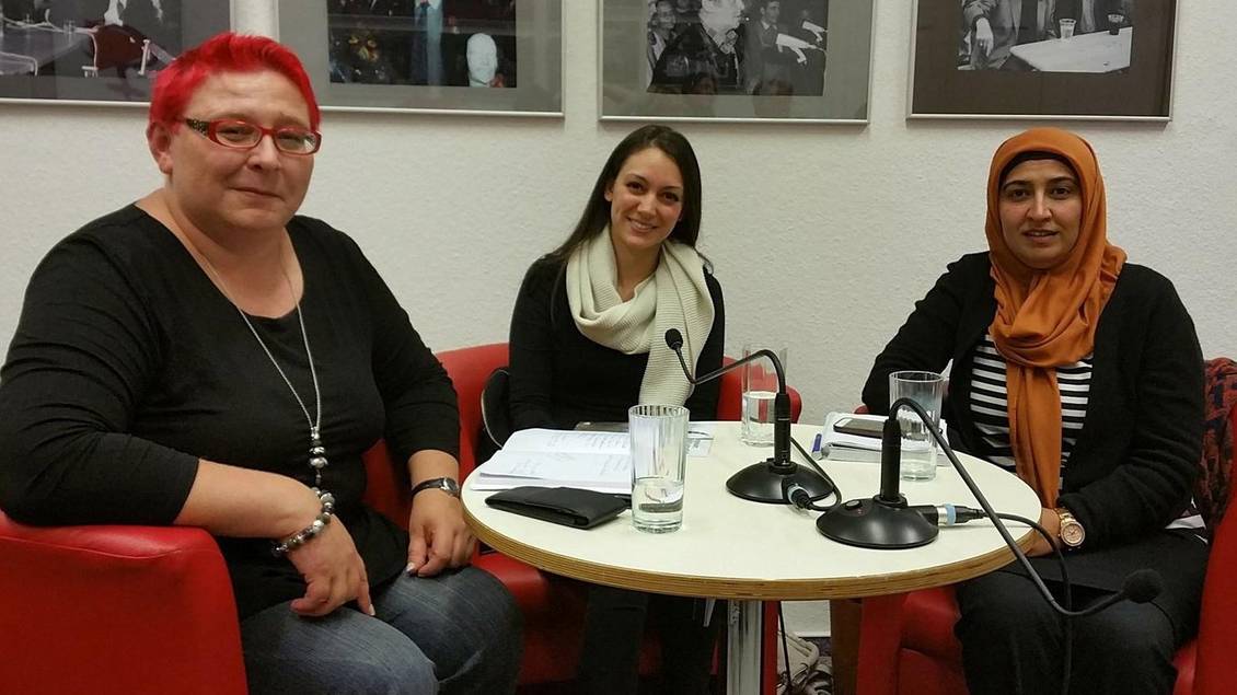 Drei Frauen in roten Sesseln