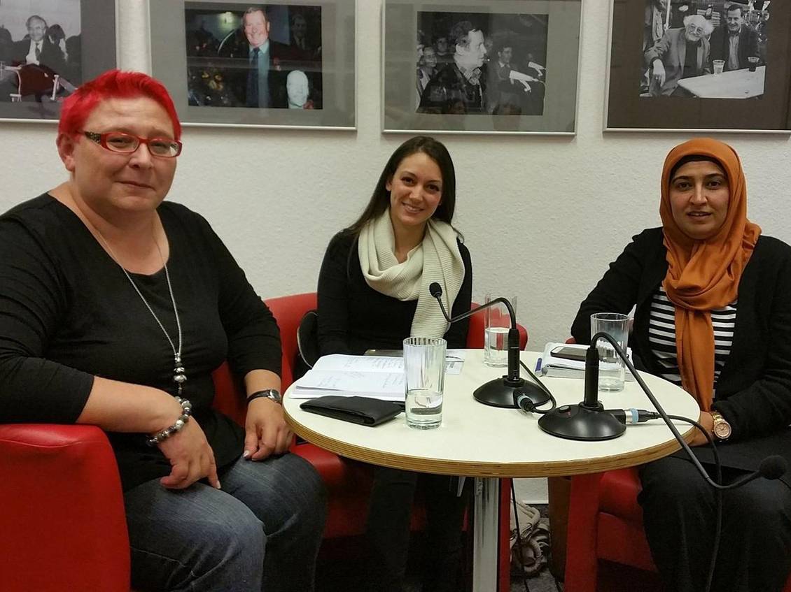 Drei Frauen in roten Sesseln