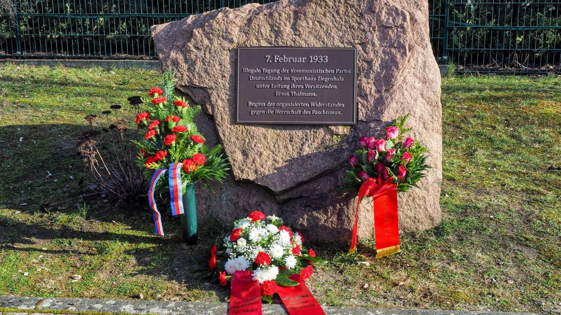Blumengebinde mit Schleifen am Ernst-Thälmann-Gedenkstein in Ziegenhals