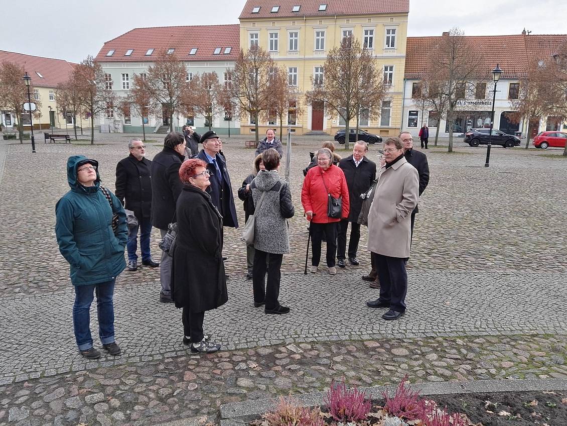Eine Gruppe Menschen steht auf dem Templiner Marktplatz