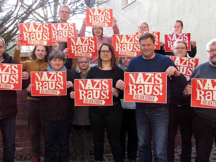 Fotoaktion des Landesvorstands mit Schildern, auf denen "Nazis raus aus den Stadien" steht