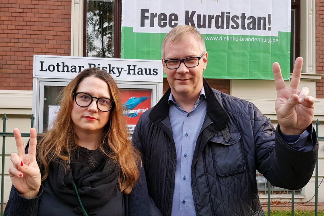 Anja Mayer und Andreas Büttner stehen vor dem Lothar-Bisky-Haus und haben die Hände zum Victory-Zeichen geformt
