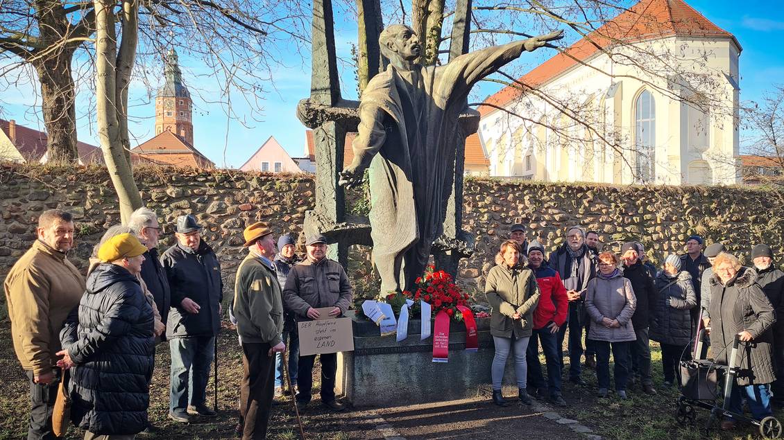 Gedenkveranstaltung am Karl-Liebknecht-Denkmal in Luckau, am Fuß der Statue liegen Blumen