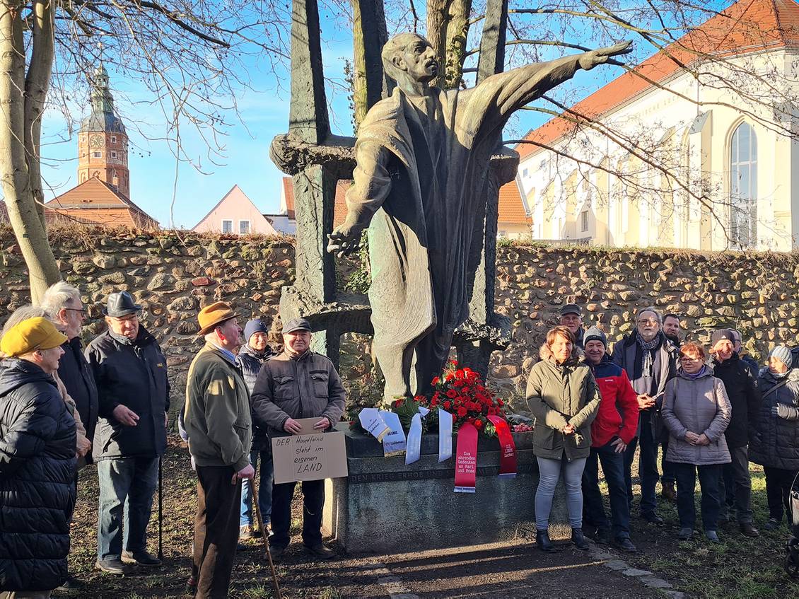 Gedenkveranstaltung am Karl-Liebknecht-Denkmal in Luckau, am Fuß der Statue liegen Blumen
