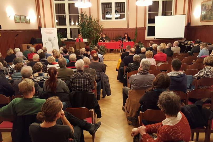 Aula der BOS Spremberg mit gut gefüllten Stuhlreihen