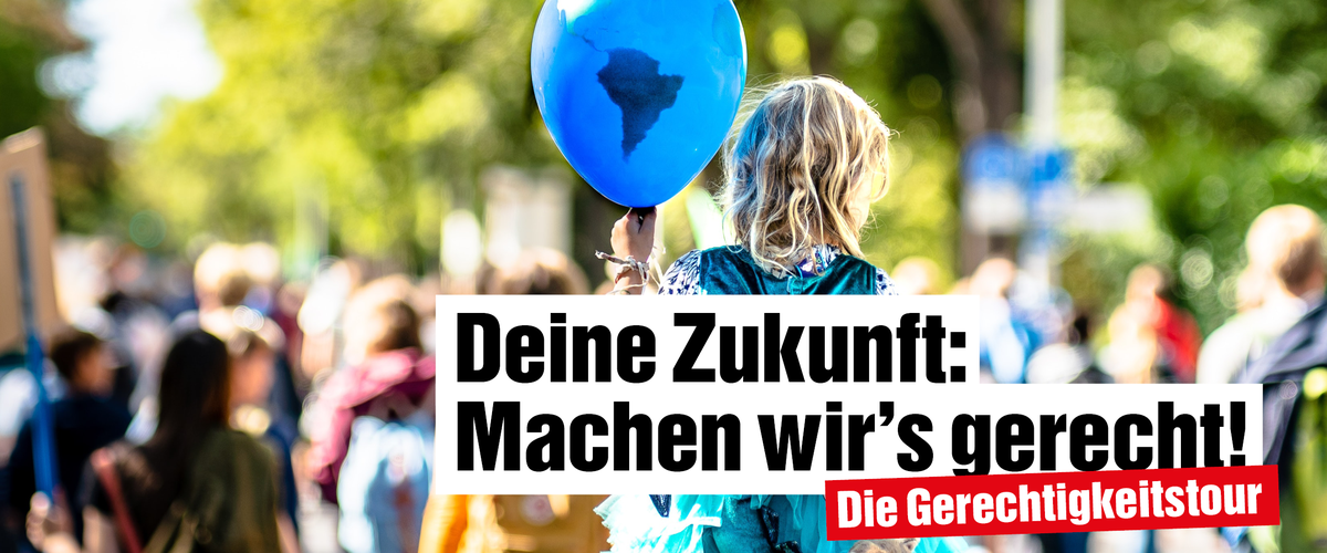 Collage: Foto eines Mädchens, das bei einer Demonstration auf den Schultern eines Erwachsenen sitzt und einen Luftballon mit Weltkugel-Aufdruck in der Hand hält, und Text: "Deine Zukunft: Machen wir's gerecht! Die Gerechtigkeitstour"