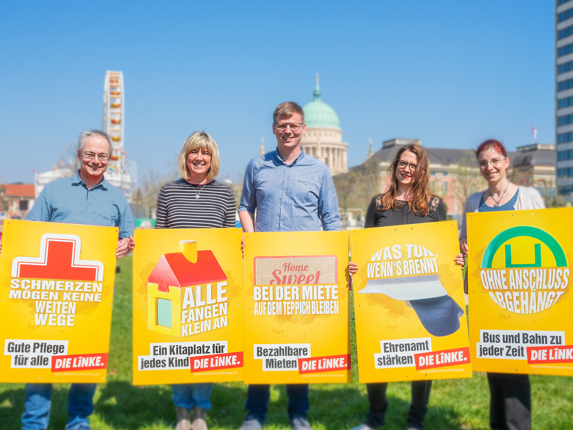 Stefan Wollenberg, Kathrin Dannenberg, Sebastian Walter, Anja Mayer und Diana Golze halten Plakate mit verschiedenen Motiven in den Händen