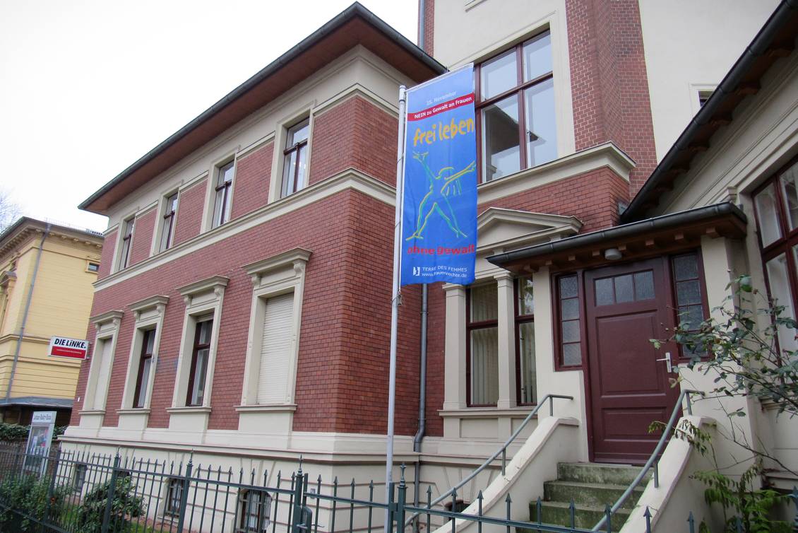 Flagge mit der Aufschrift "Frei leben – ohne Gewalt" der Organisation Terre des Femmes vor dem Lothar-Bisky-Haus in Potsdam