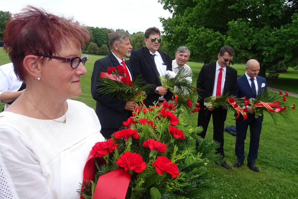 Monika Schömmel mit einem roten Blumengebinde