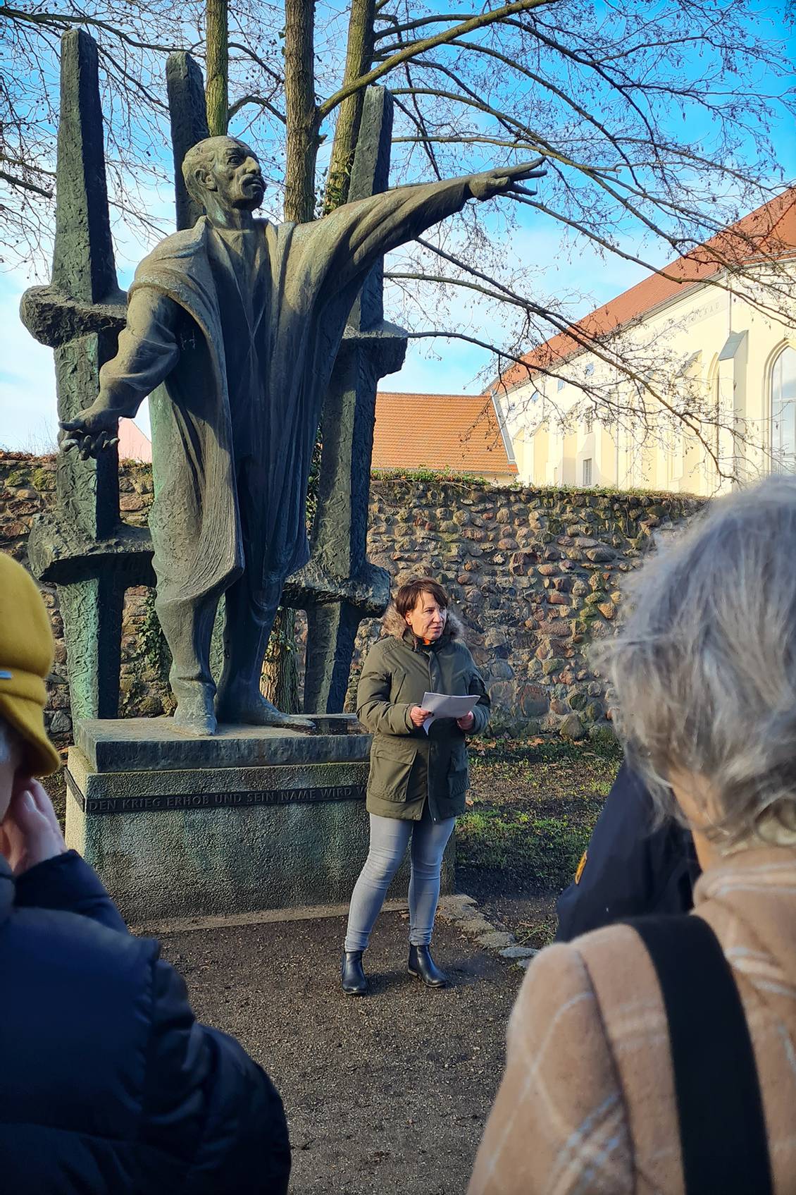 Katharina Slanina vor dem Luckauer Karl-Liebknecht-Denkmal