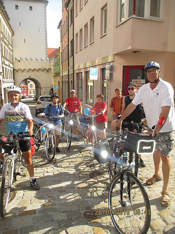 Teilnehmer*innen der Friedenfahrt mit ihren Fahrrädern