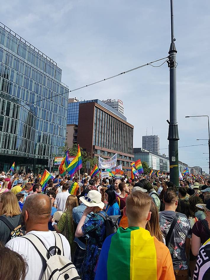 Demonstration mit Regenbogen-Fahnen und Transparenten