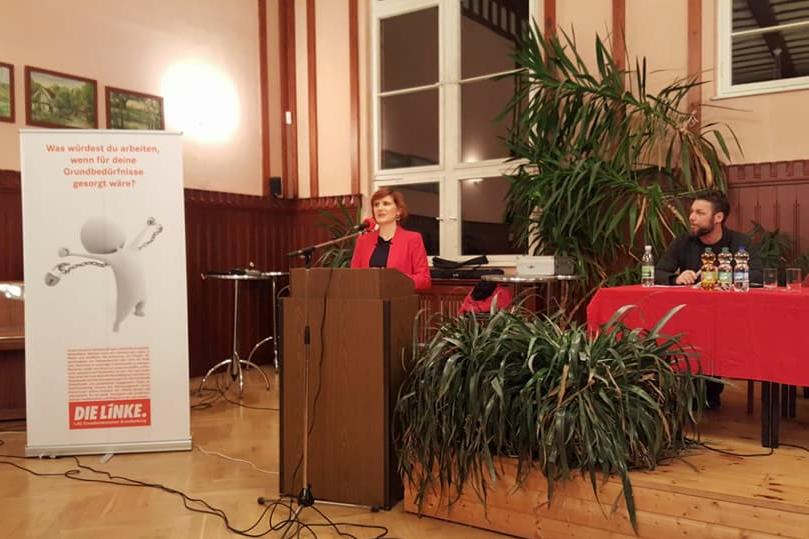 Katja Kipping steht am Rednerpult