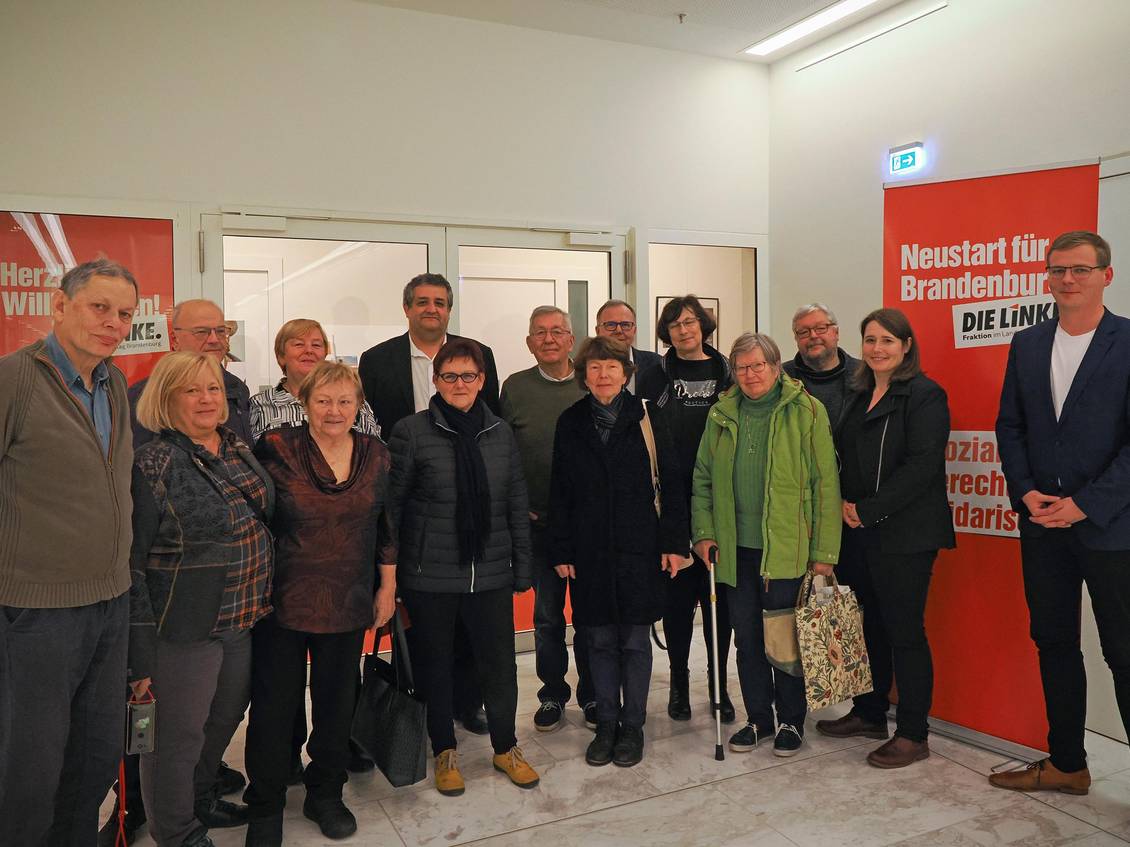 Gruppenfoto in den Räumlichkeiten des Brandenburger Landtags