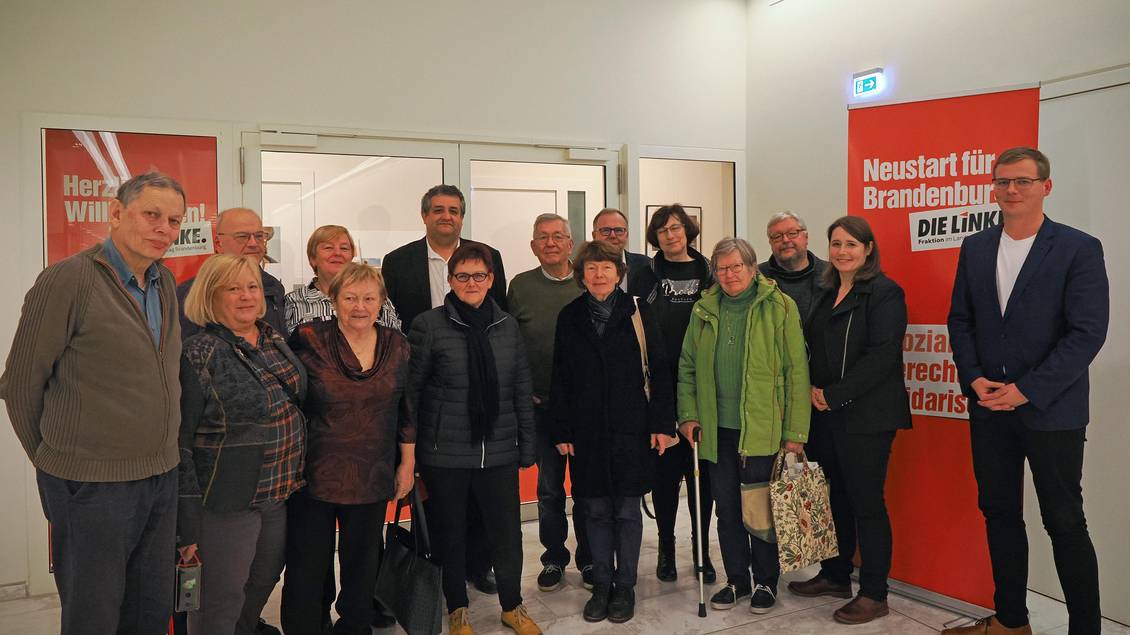 Gruppenfoto in den Räumlichkeiten des Brandenburger Landtags