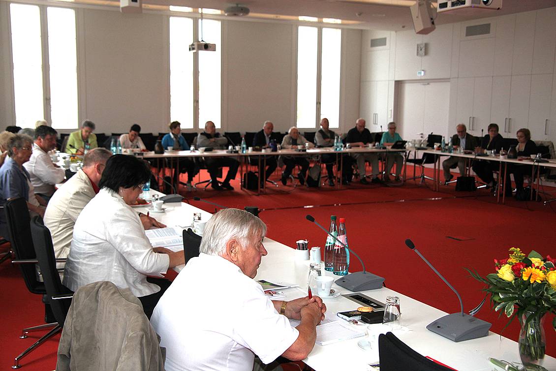 Konferenz in einem Besprechunsgraum mit Getränken auf den Tischen