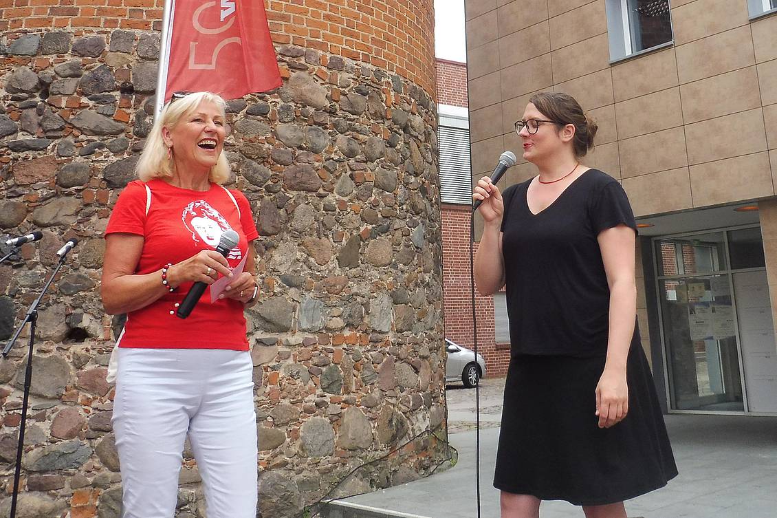 Dagmar Enkelmann und Anja Mayer mit Mikrofon