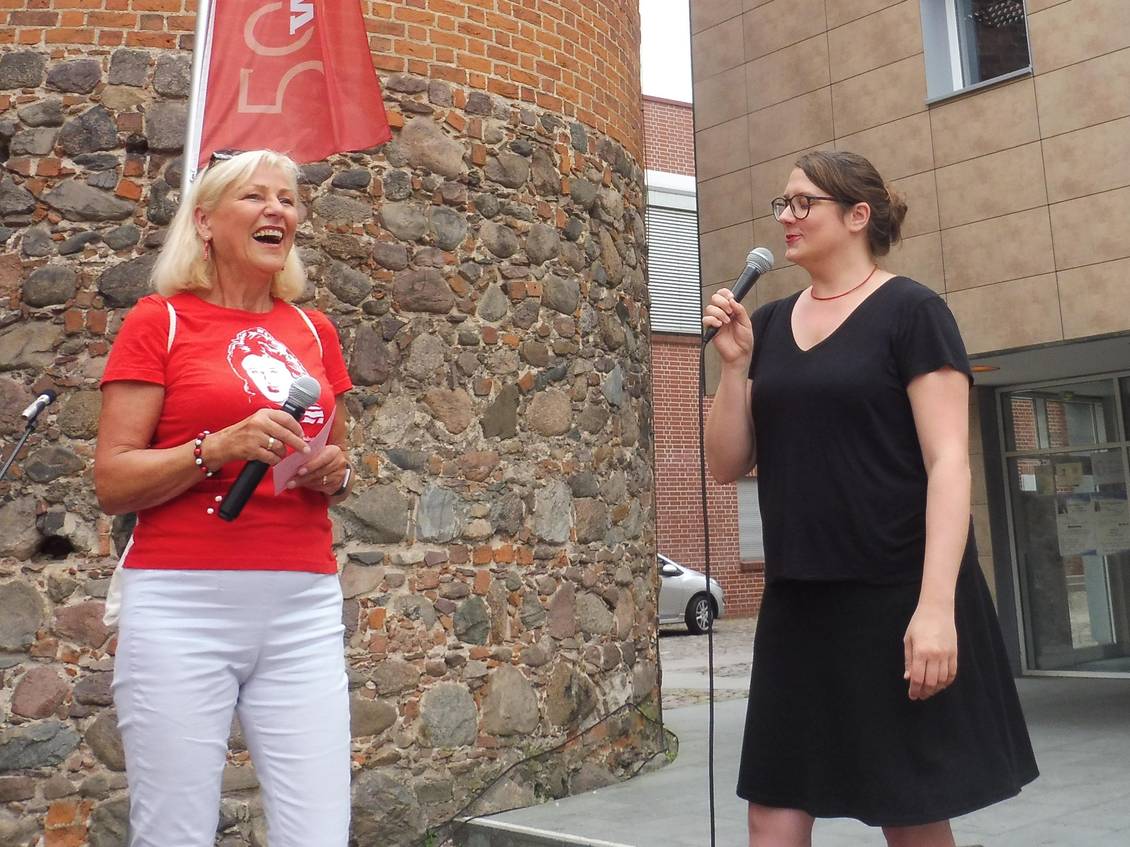 Dagmar Enkelmann und Anja Mayer mit Mikrofon