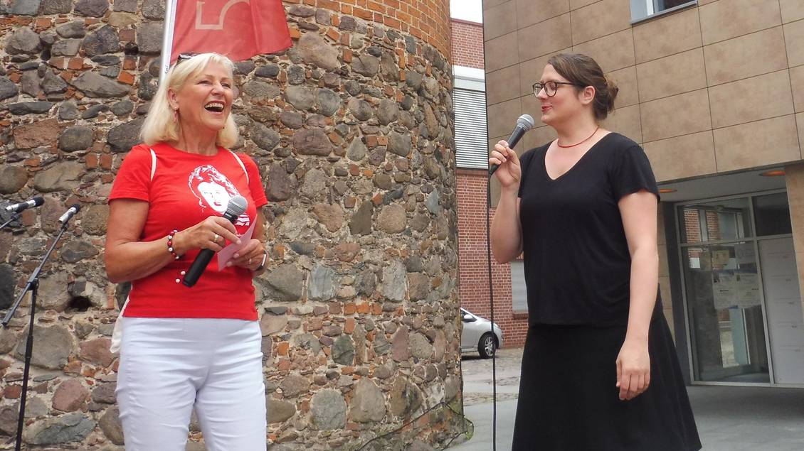 Dagmar Enkelmann und Anja Mayer mit Mikrofon