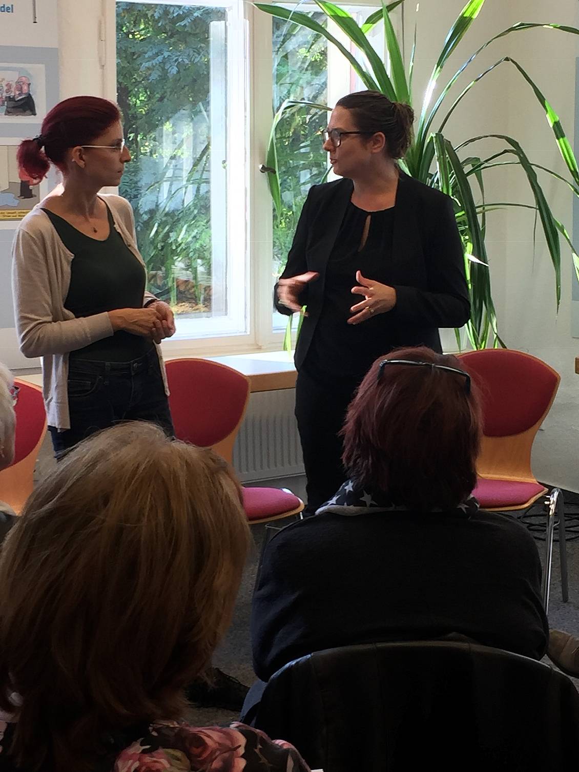 Diana Golz und Anja Mayer stehen vor Publikum