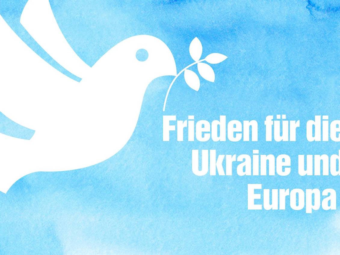 Collage: Piktogramm einer Friedenstaube auf wasserfarbenblauem Hintergrund und Text "Frieden für die Ukraine und Europa"
