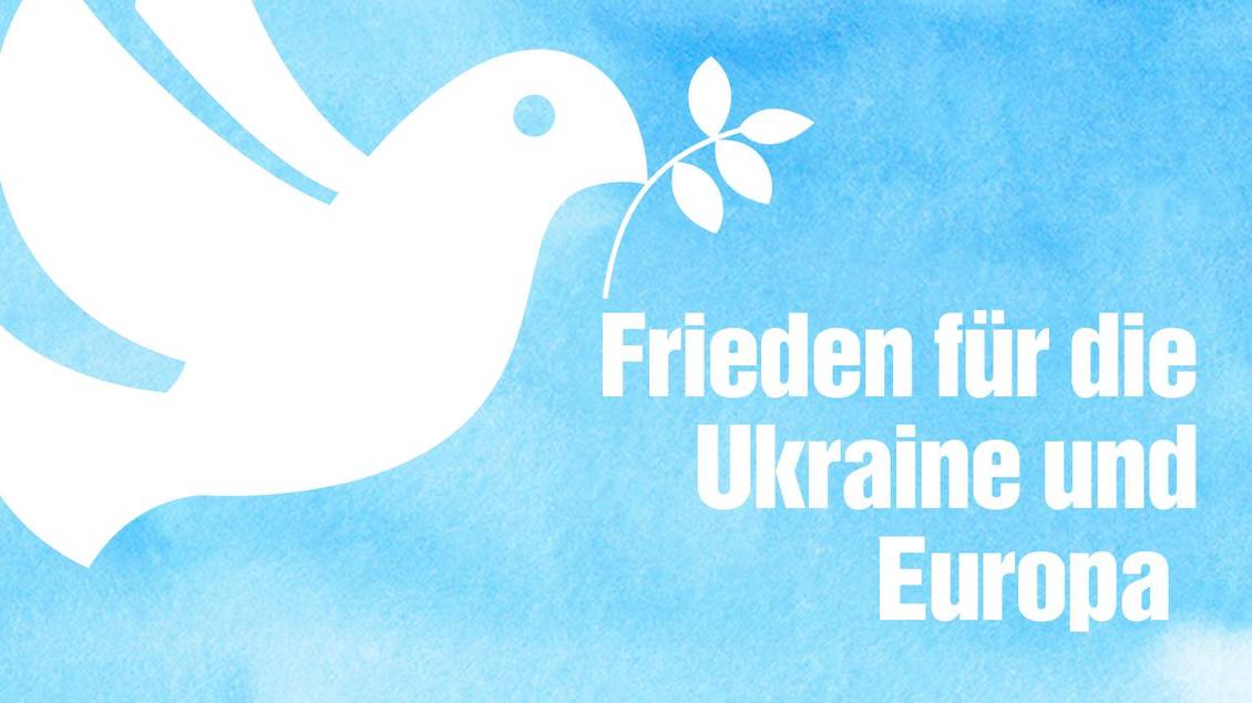 Collage: Piktogramm einer Friedenstaube auf wasserfarbenblauem Hintergrund und Text "Frieden für die Ukraine und Europa"