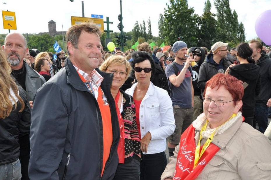 Christian Görke und Bettina Fortunato auf der Kundgebung