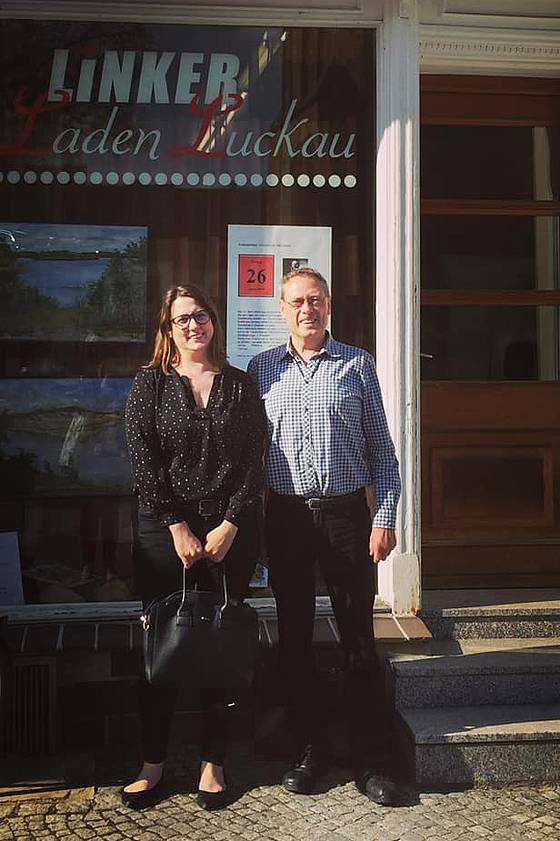 Anja Mayer und Michael Wippold stehen vor einem Schaufenster mit der Aufschrift "Linker Laden Luckau"