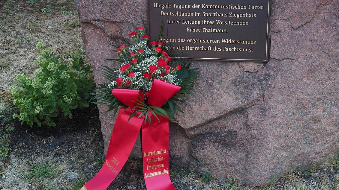 Gedenkstein für Ernst Thälmann mit Blumenstrauß