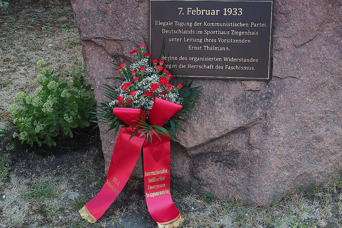 Gedenkstein für Ernst Thälmann mit Blumenstrauß