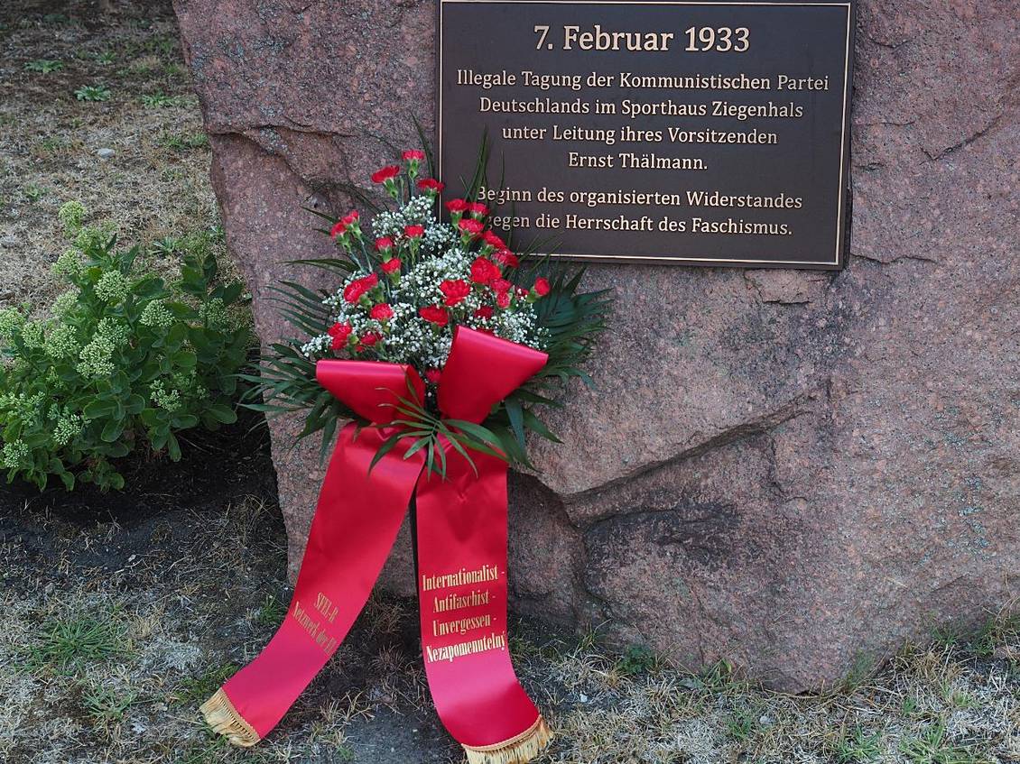 Gedenkstein für Ernst Thälmann mit Blumenstrauß