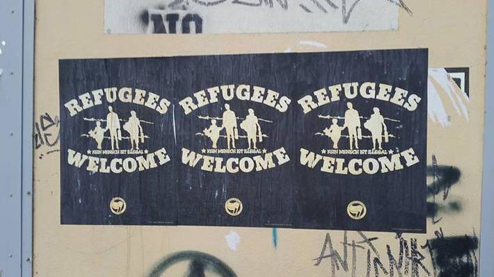 Symbolbild: Refugees-Welcome-Plakate an einer Hauswand