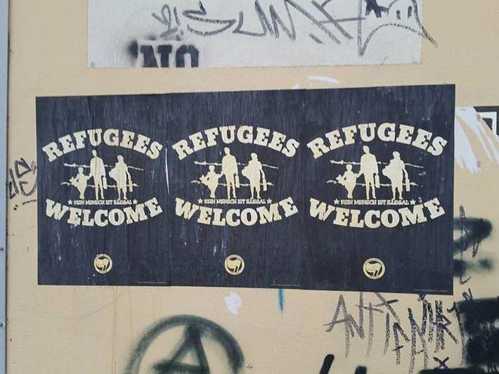 Symbolbild: Refugees-Welcome-Plakate an einer Hauswand