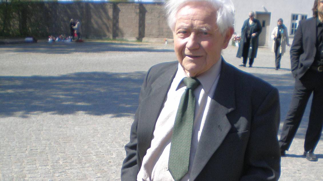 Karl Stenzel auf dem Gelände der Gedenkstätte