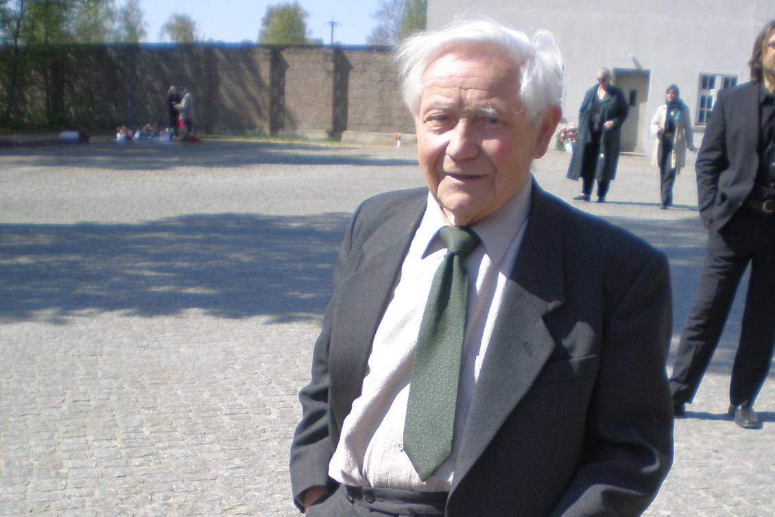 Karl Stenzel auf dem Gelände der Gedenkstätte