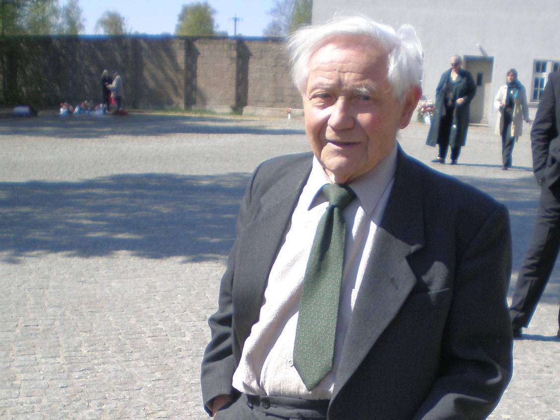 Karl Stenzel auf dem Gelände der Gedenkstätte