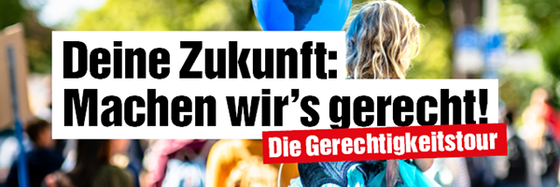 Collage: Foto eines Mädchens, das bei einer Demonstration auf den Schultern eines Erwachsenen sitzt und einen Luftballon mit Weltkugel-Aufdruck in der Hand hält, und Text: "Deine Zukunft: Machen wir's gerecht! Die Gerechtigkeitstour"