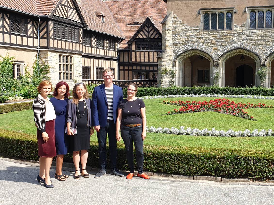 Katja Kipping, Diana Golze, Daniela Trochowski, Sebastian Walter und Anja Mayer stehen im Innenhof vor dem Haupteingang von Schloss Cecilienhof